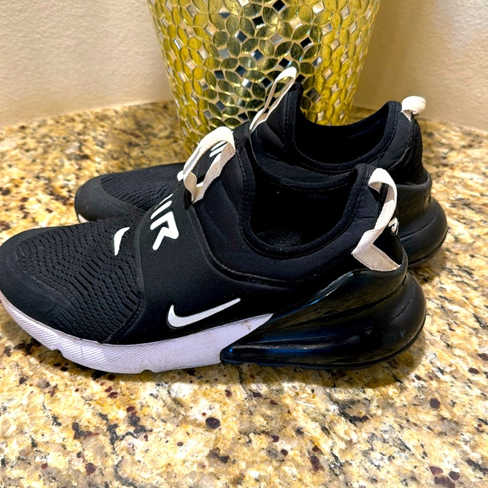 Nike Women’s Air Max size 7Y/9W